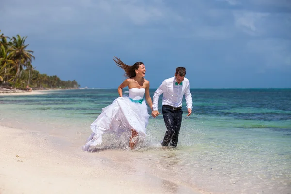 Beach couple walking on romantic travel. — Stock Photo, Image