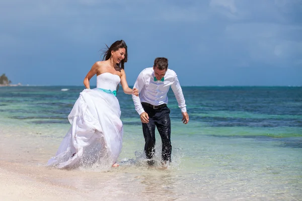 Strand par gå på romantiska resor. — Stockfoto