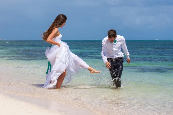 Playa pareja caminando en romántico viaje . —  Fotos de Stock