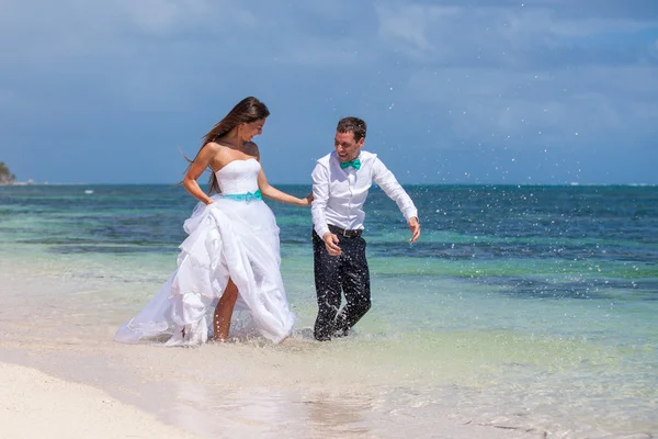 Strandpaar auf romantischer Reise. — Stockfoto