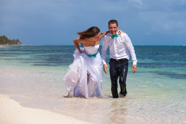 Spiaggia coppia a piedi sul viaggio romantico . — Foto Stock