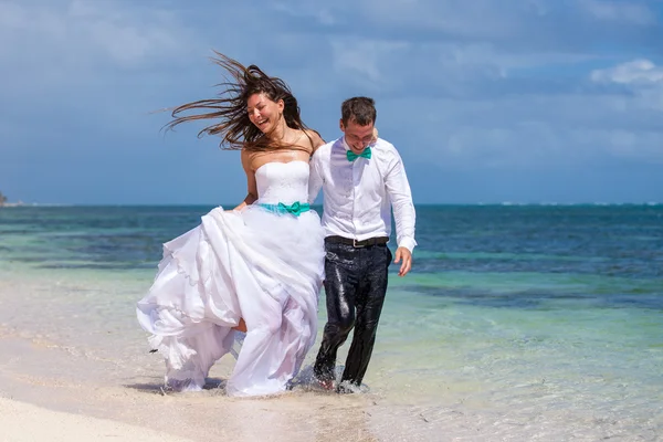 Praia casal andando em viagens românticas . — Fotografia de Stock
