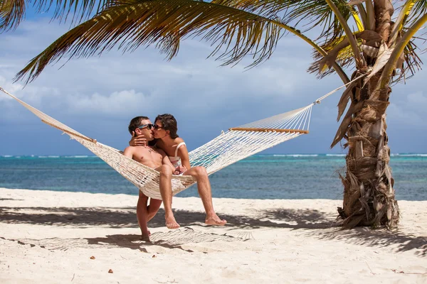 Romantiska par avkopplande i stranden hängmatta — Stockfoto