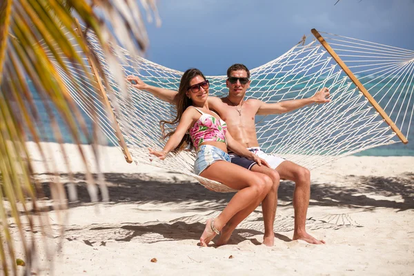 Romantyczna para relaksujący w hamak plaża — Zdjęcie stockowe