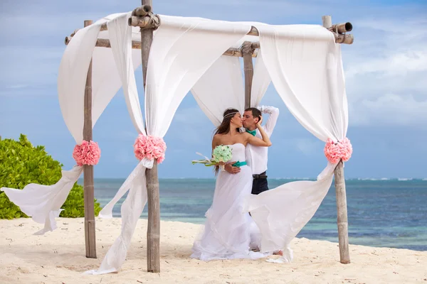 Genç çift düğün çardak içinde sevgi dolu.