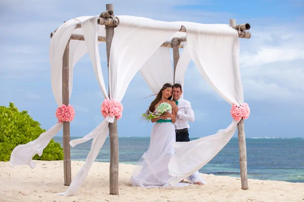 Casamento de casal amoroso jovem em gazebo . — Fotografia de Stock