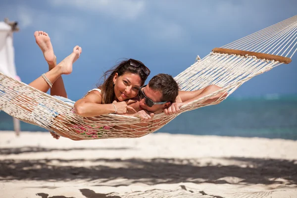 Pareja romántica que relaja en hamaca de la playa —  Fotos de Stock