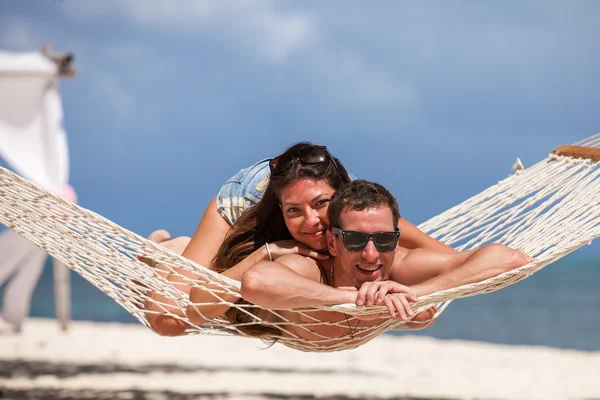 Romantisch paar ontspannen in strand hangmat — Stockfoto