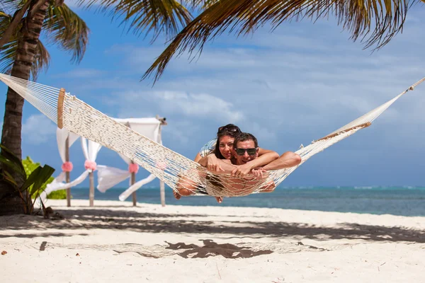 Coppia romantica rilassante in amaca da spiaggia — Foto Stock