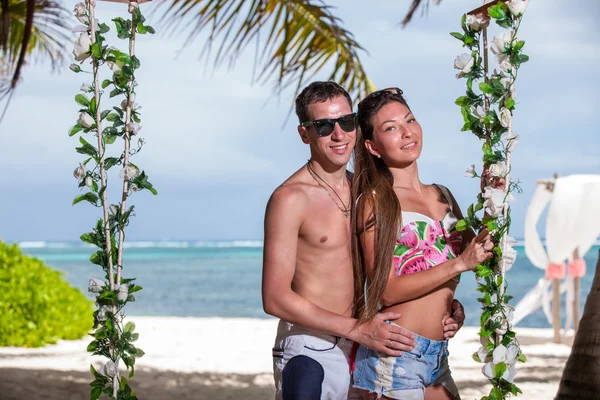 Jeune couple amoureux sur la balançoire — Photo