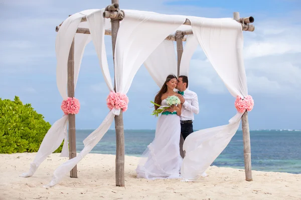 Young loving couple wedding in gazebo. — Stock Photo, Image