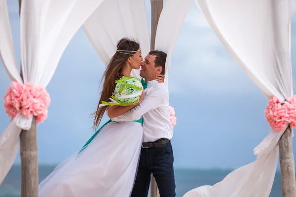 Genç çift düğün çardak içinde sevgi dolu.