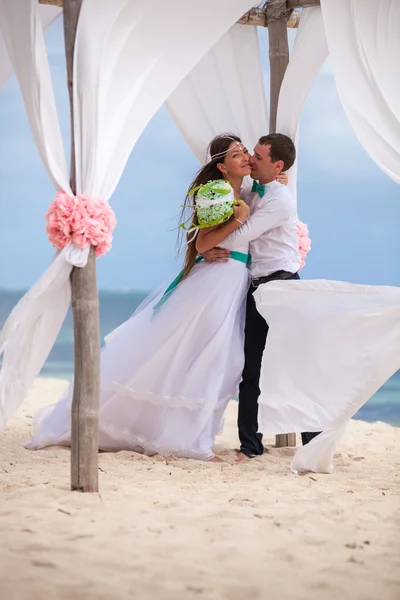 Casamento de casal amoroso jovem em gazebo . — Fotografia de Stock