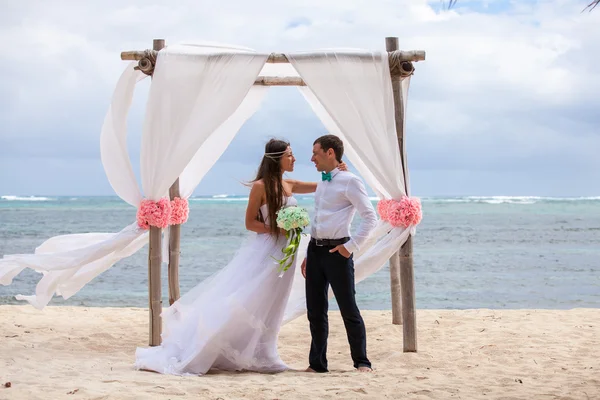 Genç çift düğün çardak içinde sevgi dolu.