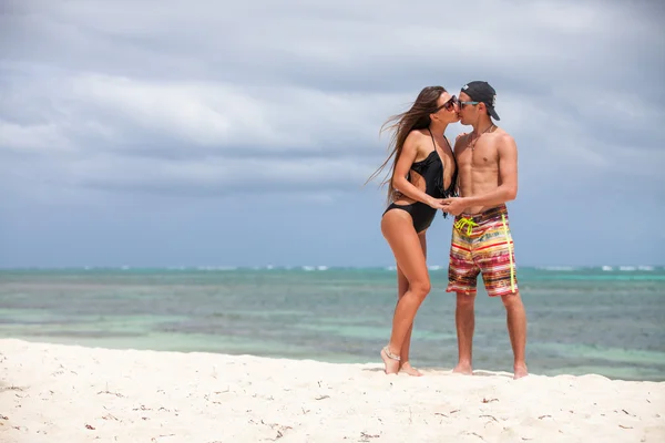 Playa pareja caminando en romántico viaje . —  Fotos de Stock