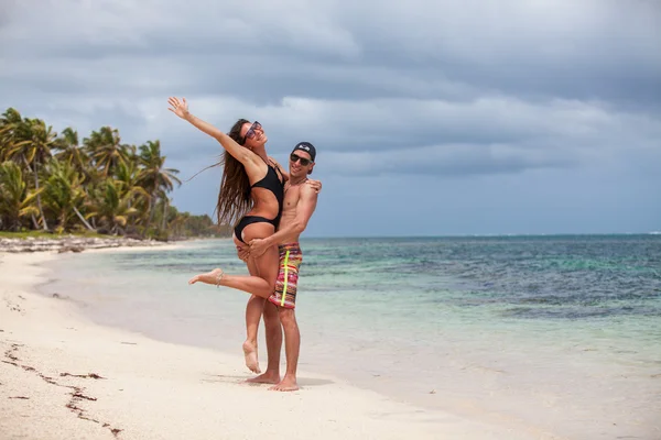 Praia casal andando em viagens românticas . — Fotografia de Stock