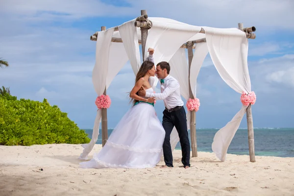 Young loving couple wedding in gazebo. — Stock Photo, Image