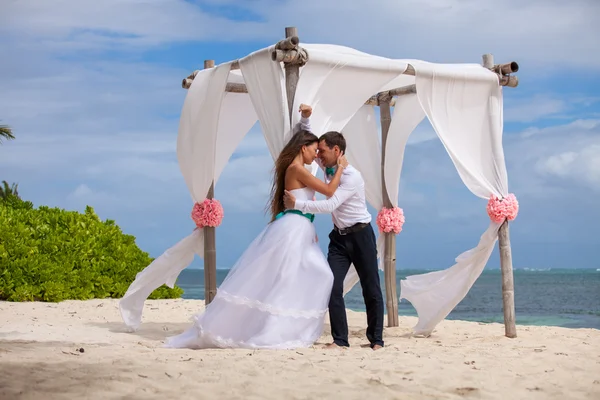 Young loving couple wedding in gazebo. — Stock Photo, Image