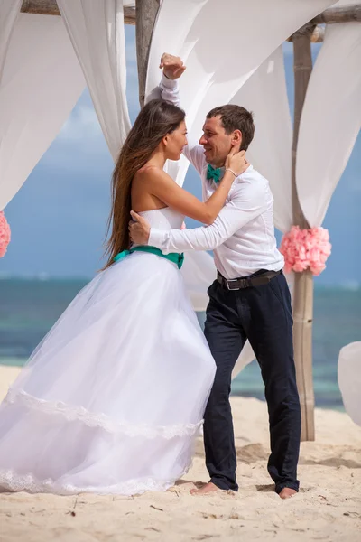 Joven pareja amorosa boda en gazebo . — Foto de Stock