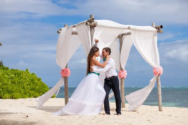 Junges Liebespaar heiratet in Gartenlaube. — Stockfoto