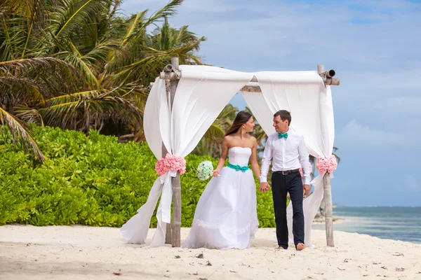 Jeune couple amoureux mariage dans gazebo . — Photo