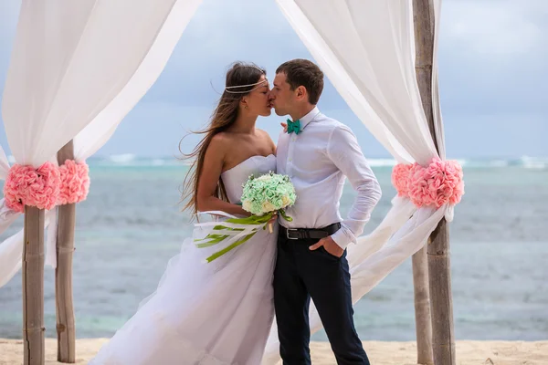 Genç çift düğün çardak içinde sevgi dolu.