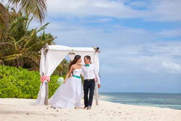 Genç çift düğün çardak içinde sevgi dolu.