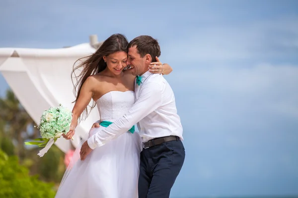 plaj çift romantik seyahat yürüyüş.