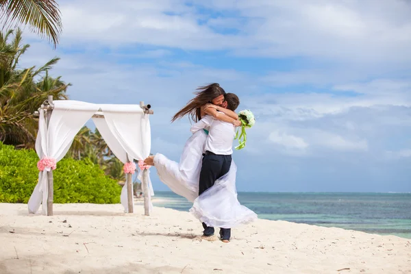 Genç çift düğün çardak içinde sevgi dolu.