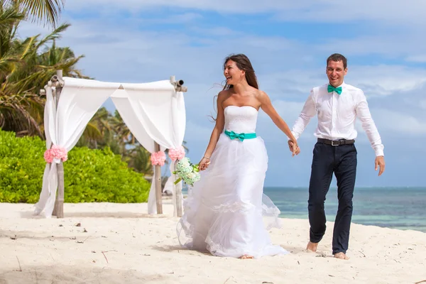 Genç çift düğün çardak içinde sevgi dolu.