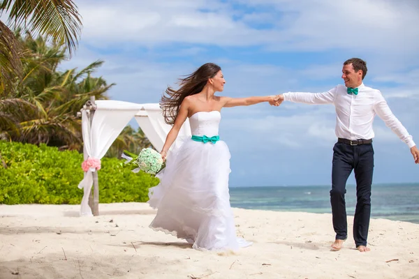 Playa pareja caminando en romántico viaje . —  Fotos de Stock