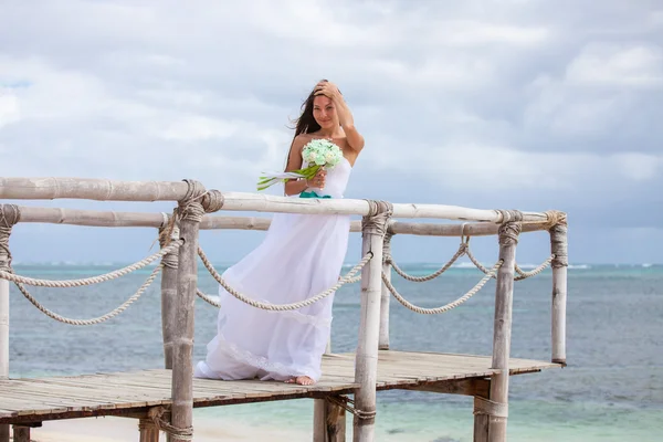 Bride posing on pier at the ocean — Stock Photo, Image