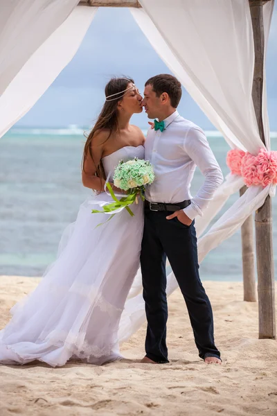 Jeune couple amoureux mariage dans gazebo . — Photo