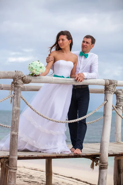 Sposa e sposo insieme su un molo — Foto Stock