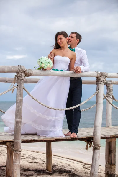 Bride and groom together on a wharf — Stock Photo, Image