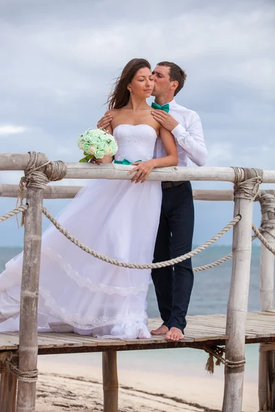 Bride and groom together on a wharf — Stock Photo, Image