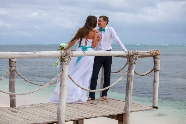 Braut und Bräutigam zusammen auf einem Kai — Stockfoto