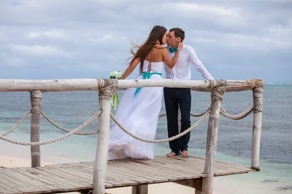 Bride and groom together on a wharf — Stock Photo, Image