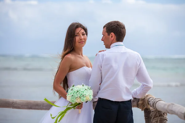 Novia y novio juntos en un muelle — Foto de Stock