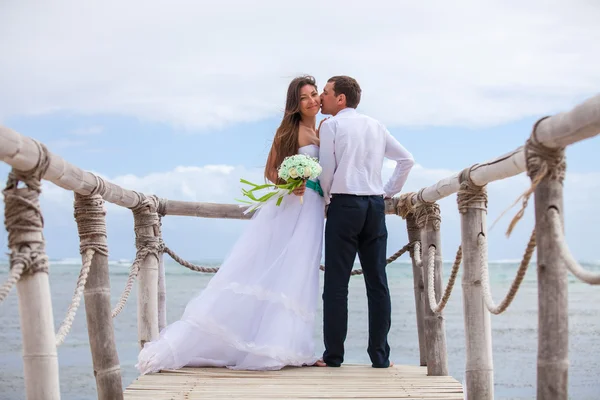 Gelin ve damat birlikte bir iskele üzerinde