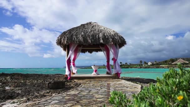 Gazebo de boda en la orilla del arrecife del océano — Vídeos de Stock