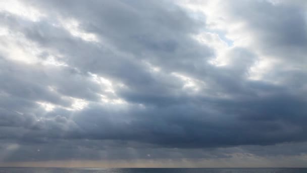 Schöne Wolkenlandschaft über dem Ozean -Video — Stockvideo