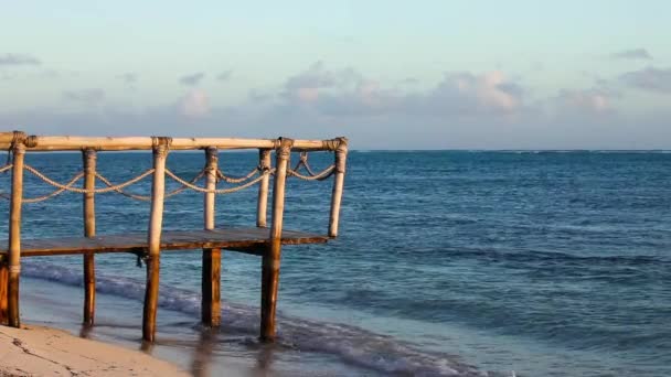 Ponte di legno sulla spiaggia vicino all'oceano — Video Stock