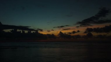 Güzel gündoğumu timelapse okyanus yukarıda