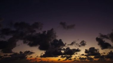 Şaşırtıcı bulutlu gün batımı zaman atlamalı