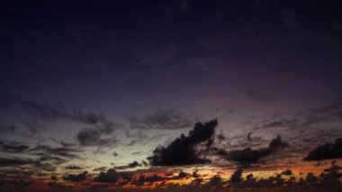 Şaşırtıcı bulutlu gün batımı zaman atlamalı