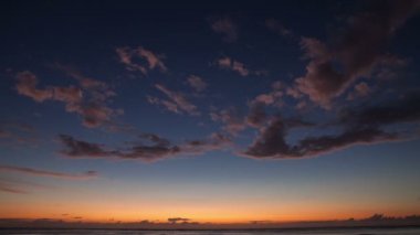 Güzel gündoğumu timelapse okyanus yukarıda