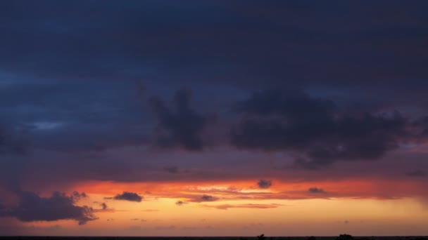 Incrível nublado pôr do sol lapso de tempo — Vídeo de Stock