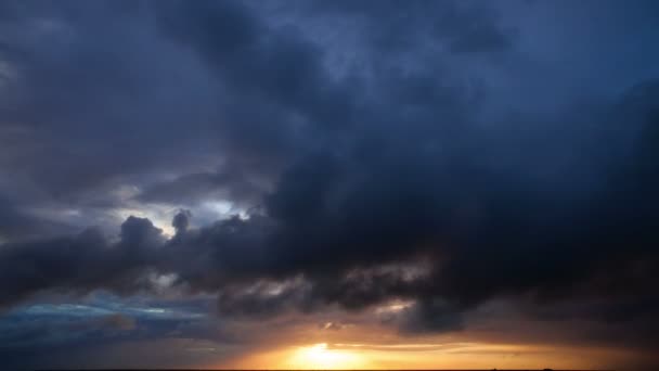 Incrível nublado pôr do sol lapso de tempo — Vídeo de Stock