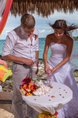 Genç çift düğün çardak içinde sevgi dolu